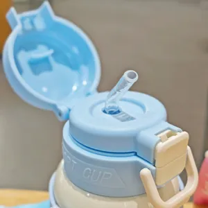 Detailansicht der niedlichen Kinder-Isolierflasche mit Strohhalm und Klappdeckel in Blau.