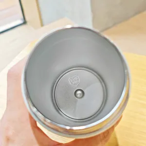 Vista dettagliata interna della tazza termica in acciaio inox, qualità SUS316.