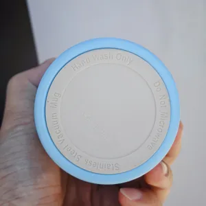 Tazza da caffè isolata in acciaio inossidabile vista dettaglio, esposizione del fondo.