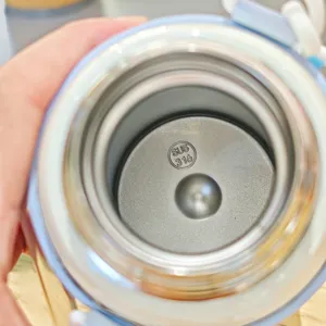 Edelstahl Thermosbecher innere Detailansicht zeigt lebensmittelechtes 316 Material.