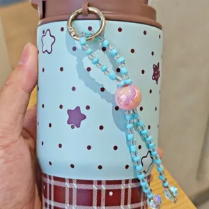 Primo piano dettagliato della tazza da caffè in acciaio blu con motivo a stelle e perline.