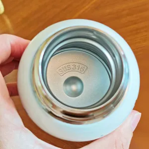 Dettaglio della bottiglia d'acqua interna in acciaio inossidabile 316, tazza portatile sicura.