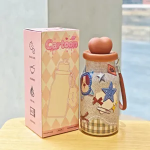 Primer plano detalle de taza aislada de mezclilla creativa con parches de estrellas 400ml
