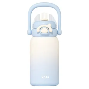 Süße blaue Edelstahl-Isolierflasche mit Farbverlauf, Strohhalm und tragbarem Griff.