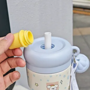 Dettaglio in primo piano del tappo della bottiglia d'acqua e del cinturino di sospensione.