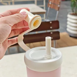 Primer plano de la tapa y el compartimento de té del vaso térmico de acero inoxidable.