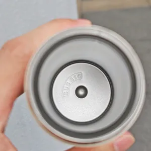 Vista dettagliata dell'interno della borraccia in acciaio inox con marchio 316 visibile.