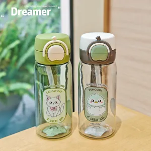 Niedliche Cartoon Tier Plastik Trinkflasche mit Strohhalm und Sprungdeckel für Kinder.