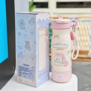 Bottiglia termica rosa portatile carina con cinturino e design di orsetto adorabile per uso quotidiano.