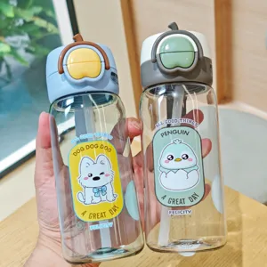Süße Cartoon Tier Kinder Trinkflasche Detail, tragbare auslaufsichere Plastikflasche mit Deckel.