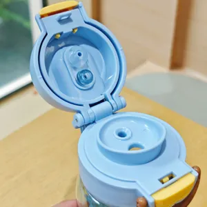 Detailansicht des blauen Kinder-Trinkflaschen-Deckels mit praktischem Doppeltrink-Design.
