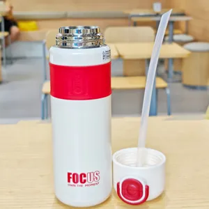Botella de agua térmica de acero inoxidable con pajita y diseño portátil para deporte