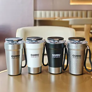 Detailansicht tragbarer edelstahl kaffeebecher to go mit deckel und praktischer handschlaufe.