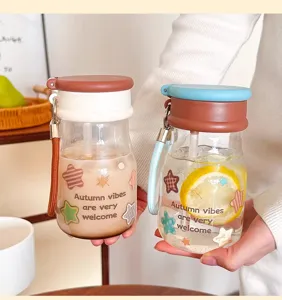 Retro Glas Trinkhalmbecher mit niedlichem Sternenmuster und Tragegurt fuer Sommergetraenke.
