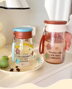 Tragbare Glasflasche mit süßem Sternenmuster und Tragegurt, stilvolles Ins-Design für den Alltag.