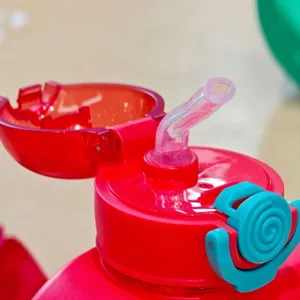 Detailopname van de kinderdrinkfles dop met een rietje en een handige sluitingsmechanisme.