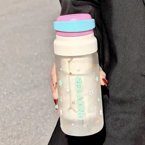 Bouteille d'eau en verre dépoli avec des étoiles colorées et un couvercle en silicone.