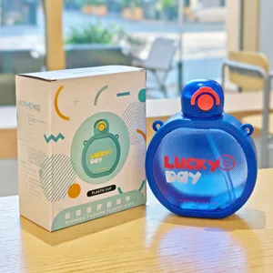 Blauwe platte kunststof waterfles draagbare sport drinkbeker met handig rietje en riem.