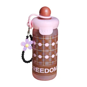 Bouteille d'eau en verre dépoli rétro avec pendentif floral portable et grande capacité élégante.