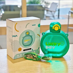 Draagbare plastic waterfles met riem, schattige studentensportbeker, groen rond ontwerp.