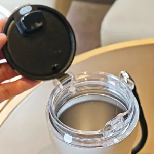 Detailansicht des Deckels und der inneren Öffnungsstruktur des Edelstahl-Thermobechers.
