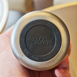 Detailansicht des Edelstahl-Thermobasisteils, robuster Vakuumisolierflaschenboden Nahaufnahme.