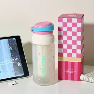 Vue détaillée de bouteille en verre dépoli, tasse résistante avec couvercle coloré.