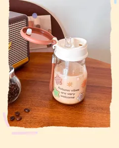 Retro Stern Glas Trinkbecher mit Strohhalm Tragegurt und Herbst Motiv Detailansicht.
