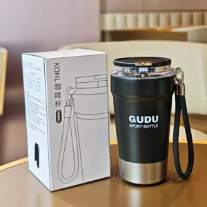 Detailaufnahme des 480ml edelstahl isolierten kaffee-reisebechers mit praktischer trageschlaufe.