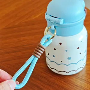 Borraccia termica per bambini in acciaio inox con motivo a stelle e comodo manico.