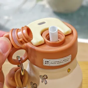 Bouteille thermos isotherme mignonne avec paille, tasse de voyage portable pour étudiants au quotidien.