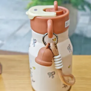 Bouteille isotherme portable avec motif de chiot mignon, couvercle paille et charmante cloche.