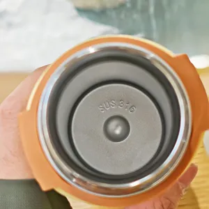Vue détaillée de la doublure intérieure en acier inoxydable 316 à l'intérieur du gobelet.