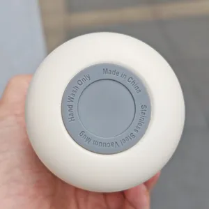 Dettaglio del fondo della borraccia termica in acciaio inossidabile, design sicuro.