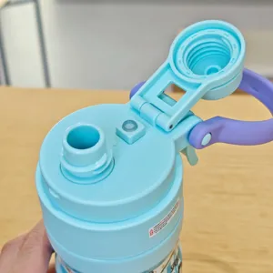 Primo piano del coperchio della borraccia, tappo per tazza sportiva portatile blu con manico.