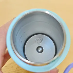 Vista interna dettagliata di una tazza thermos sottovuoto in acciaio inossidabile blu chiaro.