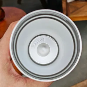 Détail intérieur de tasse à café en acier inoxydable montrant le matériau SUS 316.