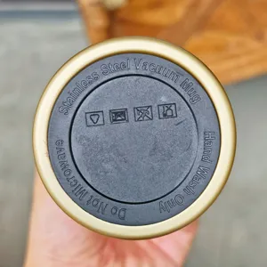 Détail du couvercle de tasse isotherme en acier, avertissement micro-ondes, lavage main.