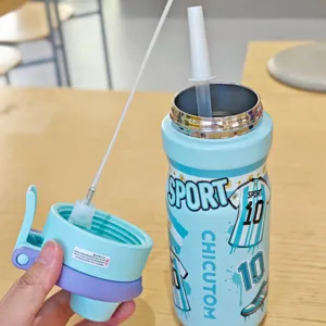 Dettaglio della borraccia spray con cannuccia portatile, bicchiere sportivo isolato per studenti.