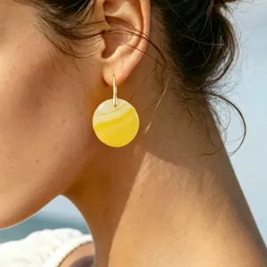 Elegantes pendientes redondos de ágata amarilla con gancho dorado para mujeres modernas.