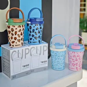 Tazza da caffè isolata portatile in acciaio inossidabile con stampa leopardata e coperchio.