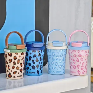 Tazza da caffè portatile elegante con stampa leopardata, manico e coperchio utile