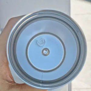 Vista dettagliata che mostra il fondo interno e la qualità del bicchiere in acciaio 316.
