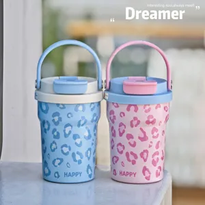 Elegante tazza da caffè leopardata in acciaio inox portatile con cannuccia e manico.