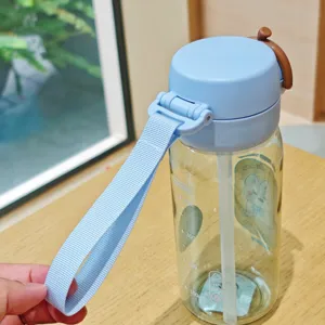 Tragbare Kinder Kunststoff Wasserflasche mit Strohhalm, auslaufsicherer Deckel, Trageriemen.