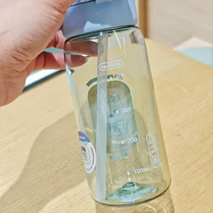 Kinder Plastik Trinkbecher mit Strohhalm und niedlichem Design für Schule und Alltag unterwegs.