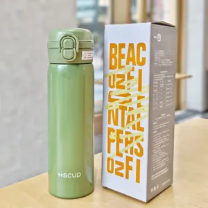 Botella térmica de acero inoxidable con doble tapa para beber agua diariamente al aire libre.