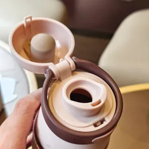 Bottiglia termica con custodia in silicone e pratico tappo a scatto quotidiano.