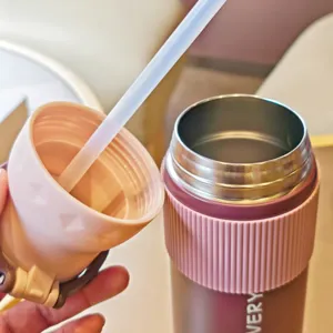 Borraccia termica in acciaio inox con custodia in silicone, cannuccia e coperchio pratico.