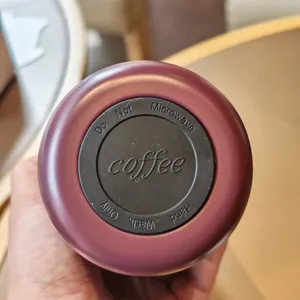 Dettaglio del thermos con base in silicone antiscottatura e chiare istruzioni d'uso.